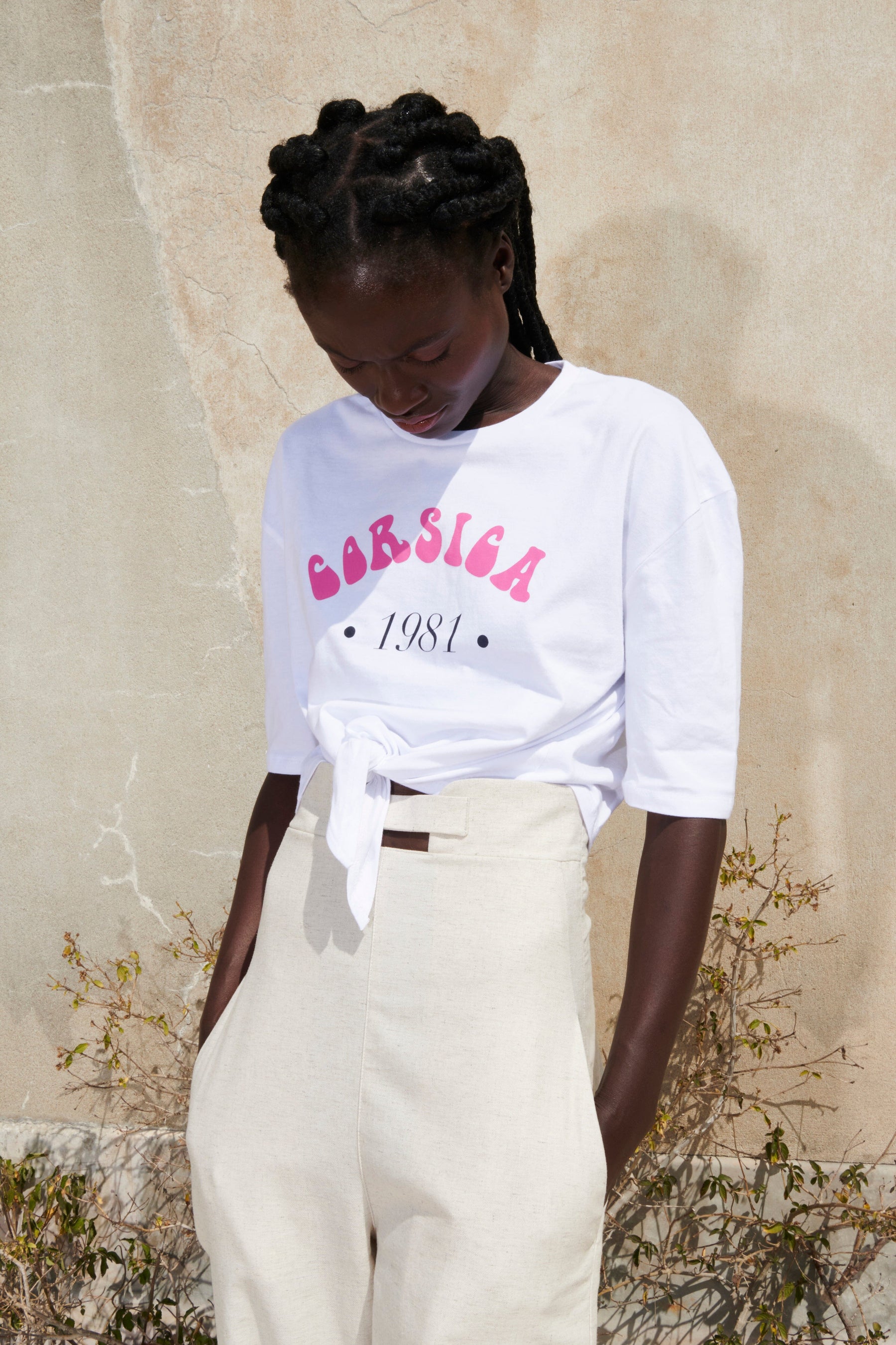 CORSICA - T-shirt cropped noué manches courtes en coton blanc imprimé rose fuchsia T-shirt Fête Impériale
