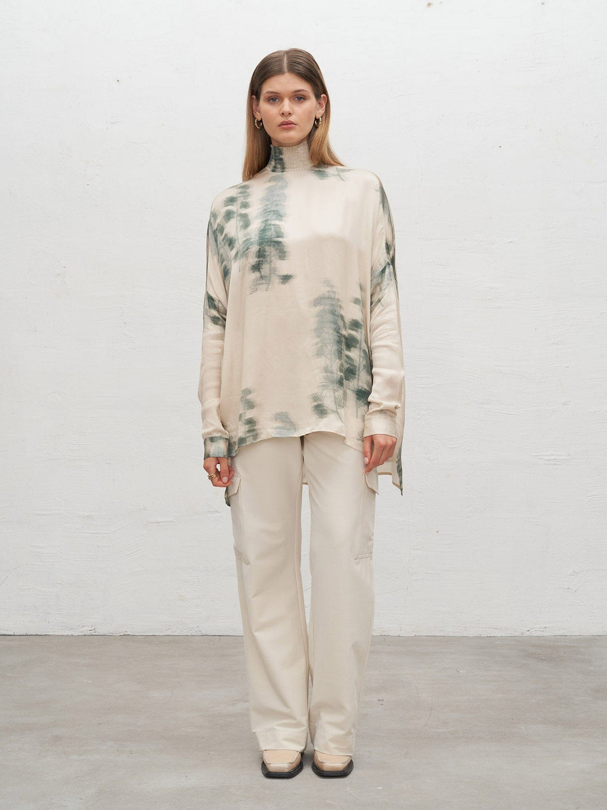 EUPRAXIA - Abstract Tofu/Green Forest blouse with smocked collar in EcoVero viscose satin print Fête Impériale