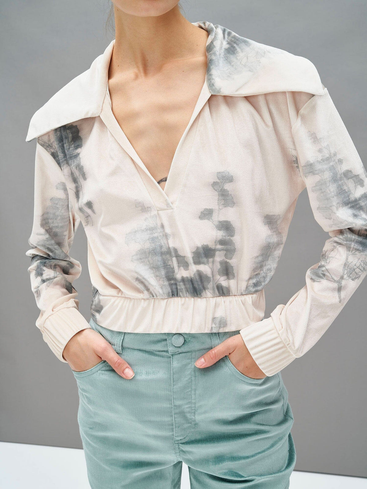ISRA - Cropped sweater with plunging neckline and trucker neck in Oeko-Text Abstract Tofu/Green Forest printed velvet Sweater Fête Impériale
