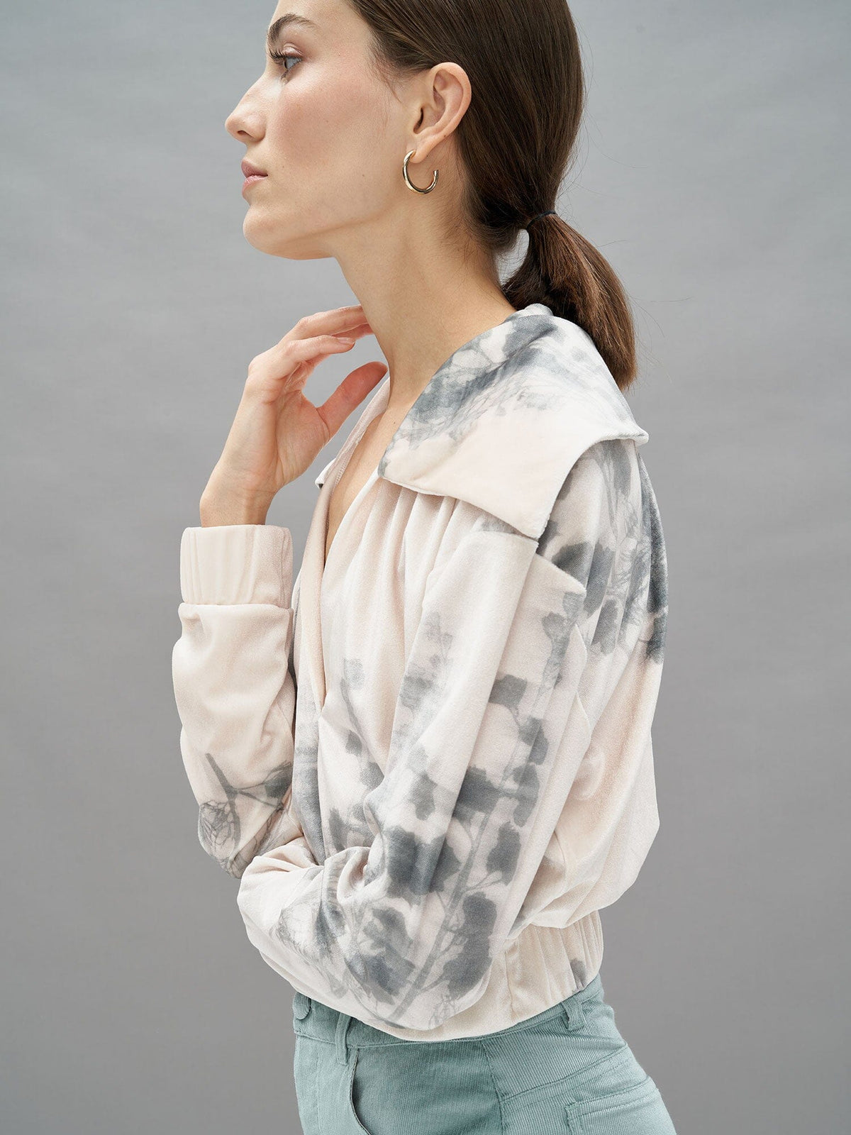 ISRA - Cropped sweater with plunging neckline and trucker neck in Oeko-Text Abstract Tofu/Green Forest printed velvet Sweater Fête Impériale