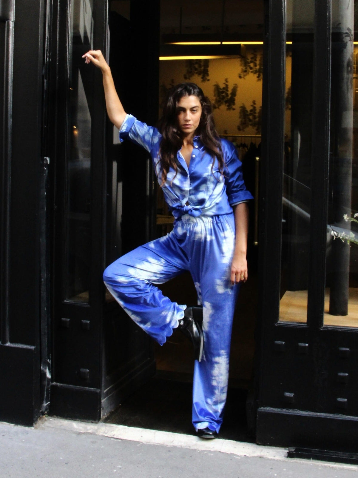 KEA - Pantalon ample taille haute bas pétale en velours Oeko-Tex imprimé Abstract Dazzling Blue/Ice Melt Pantalon Fête Impériale