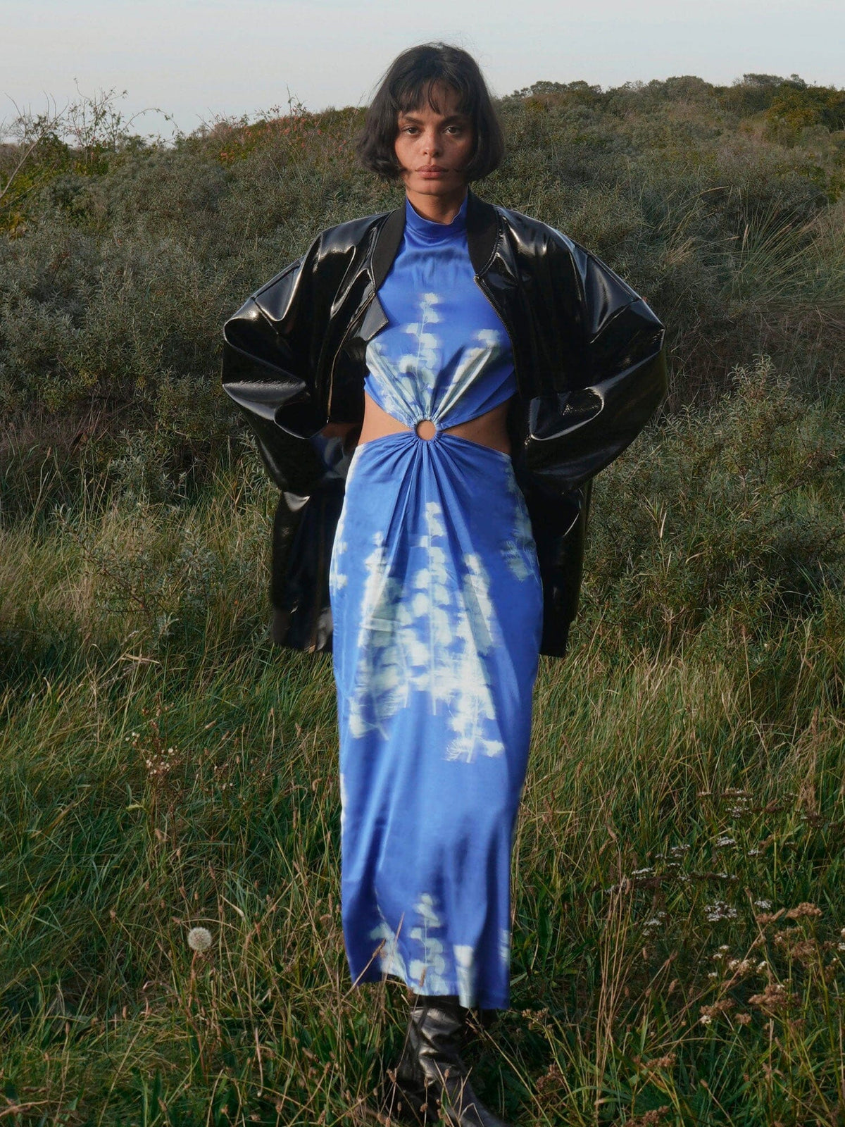 MARGUERITE - Robe midi manches longues en pointe ajourée à la taille en satin de viscose imprimé Abstract Dazzling Blue/Ice Melt Robe Fête Impériale