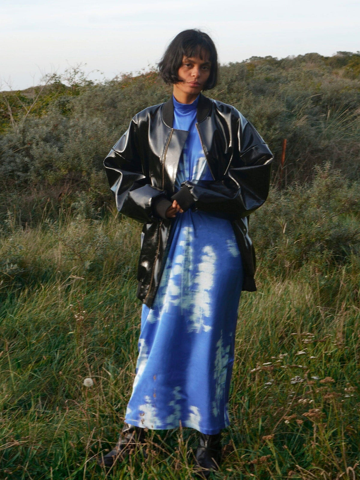 MARGUERITE - Robe midi manches longues en pointe ajourée à la taille en satin de viscose imprimé Abstract Dazzling Blue/Ice Melt Robe Fête Impériale