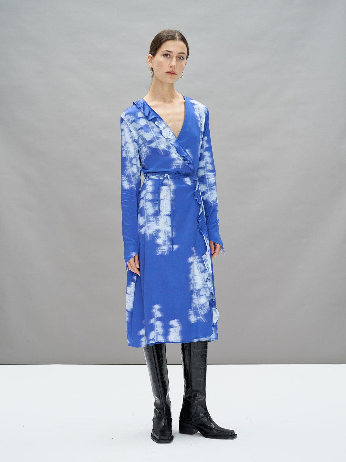 SAIMA - Robe longue portefeuille à volants en satin de viscose imprimé Abstract Dazzling Blue/Ice Melt Robe Fête Impériale