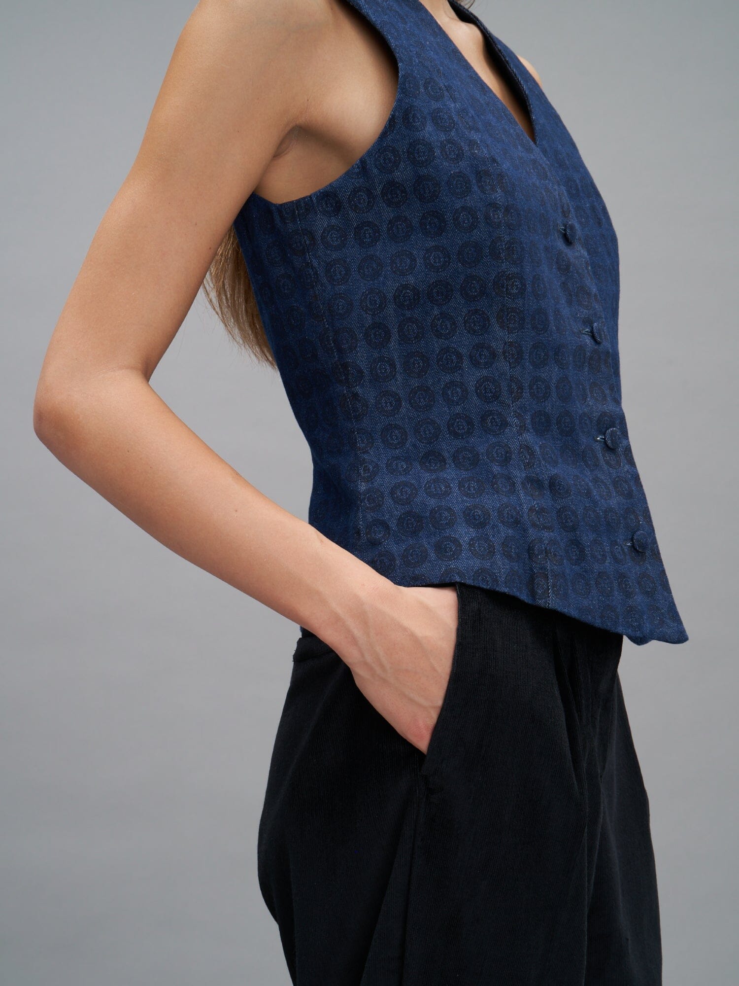 SHILI - Blue Denim Blazon Print Sleeveless Vest Black Top Fête Impériale