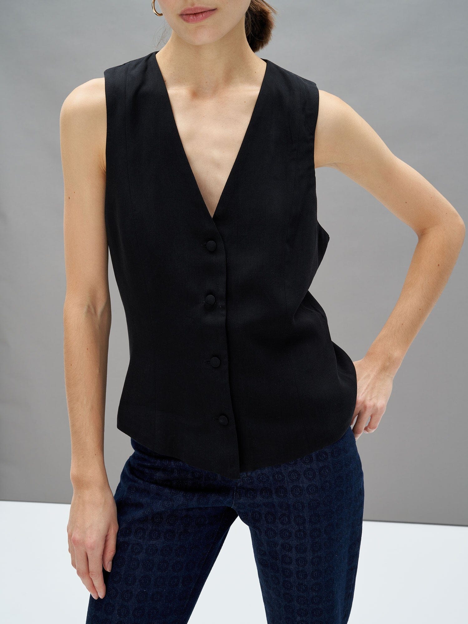 SHILI - Sleeveless button-down vest in tencel Black Top Fête Impériale